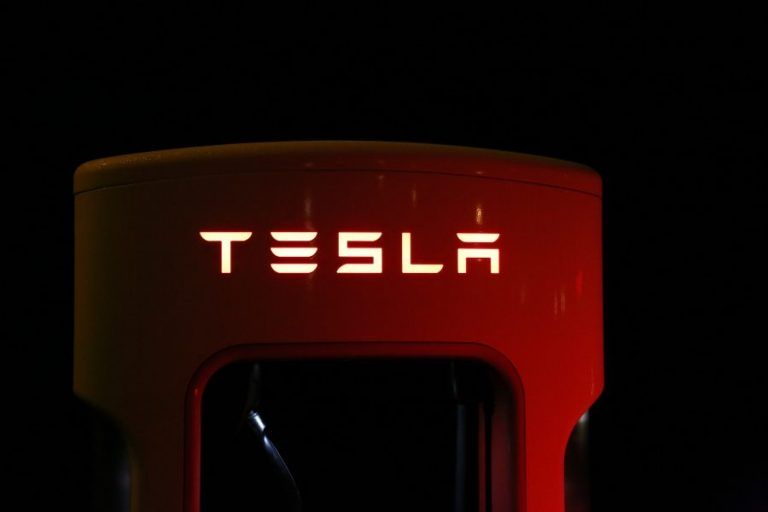 Polska napędzana elektrycznie – pierwszy salon Tesla w kraju