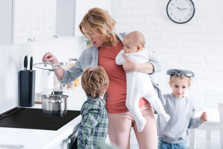 Kobieta z dziećmi w kuchni