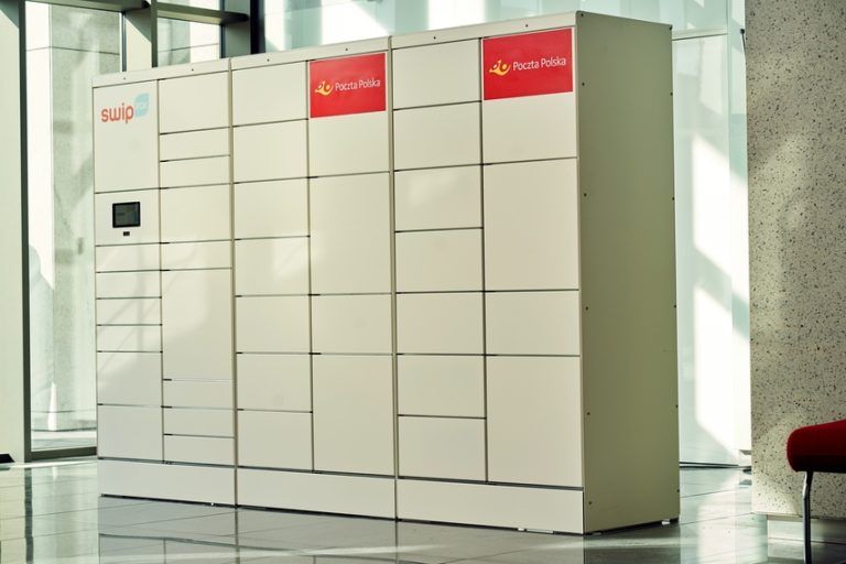 Poczta Polska postawi 750 automatów paczkowych przy sklepach Biedronka